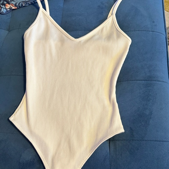 Lulus white v neck ribbed bodysuit. Never worn. Excellent condition - Picture 1 of 2